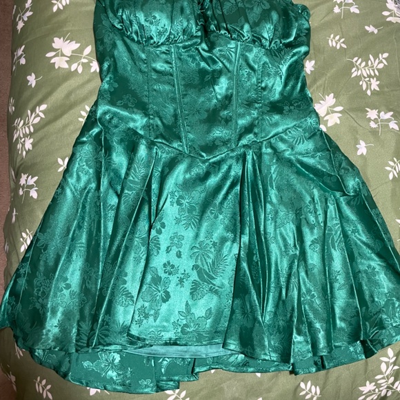 AKIRA QUEEN OF IT ALL PRINTED SATIN MINI DRESS Size LL - Picture 4 of 4